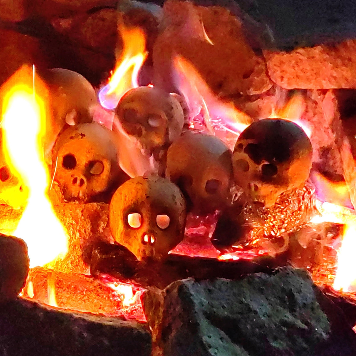 Halloween Decorations Indoor Outdoor Fake Human Skull Gas Log Fireplaces Decor 4PCS Terrifying Skull Fire Pit Reusable Skeleton Flame Fireproof Resin,Halloween Skull Shaped Fire Stones