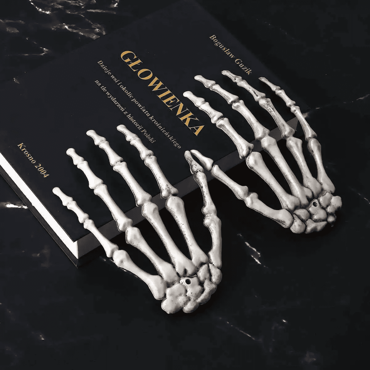 2Pcs Skeleton Hands Halloween Fake Human Hands Plastic Skeleton Hands Props for Halloween Zombie Party Decorations