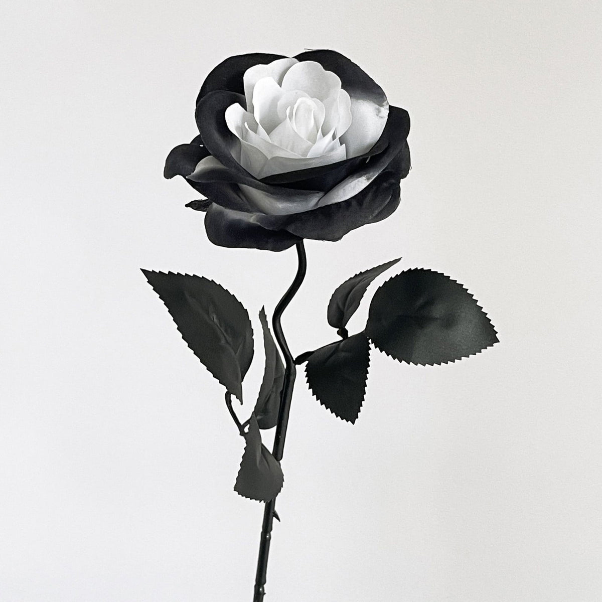 AZXY Halloween Decor, Halloween Indoor Decor, Halloween Tabletop, Artificial White Silk Rose Stems, Gothic Fake Floral Bouquet, Halloween Decorations for Home Table Party Decor