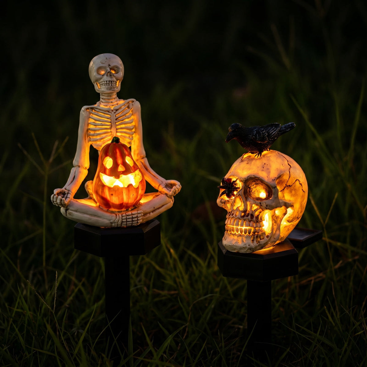 Halloween Skull Solar Garden Stake Light, Resin Skull Solar Outdoor Light for Yard and Garden, Spooky Decorative Stake Lighting for Halloween Courtyard and Lawn Decor 15.35*2.36Inch,1PC