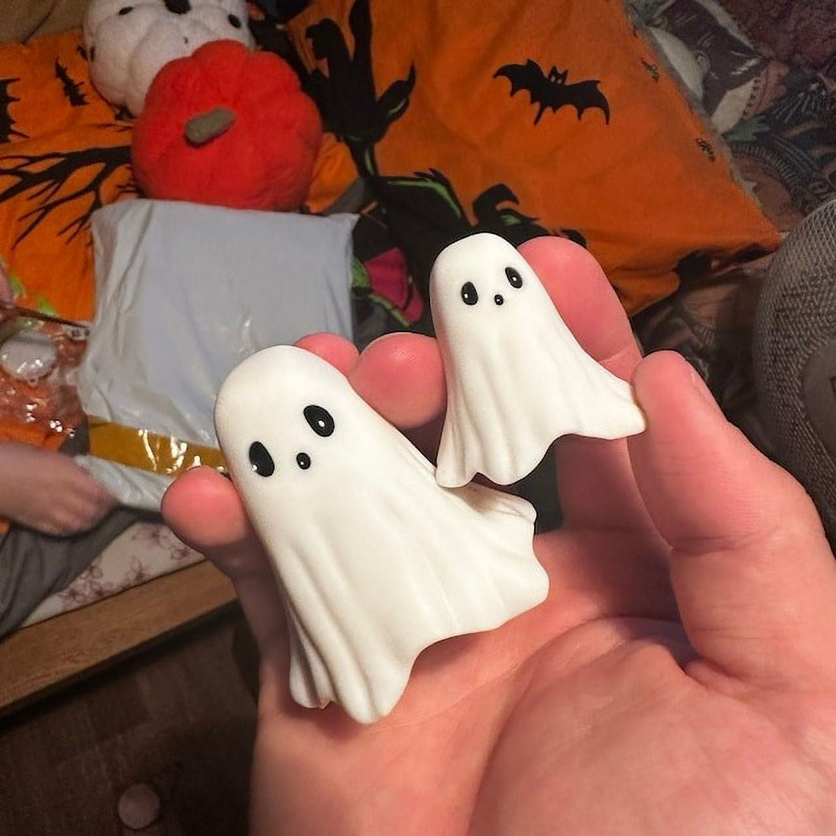 Qxpztk Halloween Cute Ghost Figurine, Spooky Resin Ghost Statue, Mini Ghost Decor for Halloween Decorations, Porch and Indoor Spooky Home Decor Ghost with a Red Heart - B