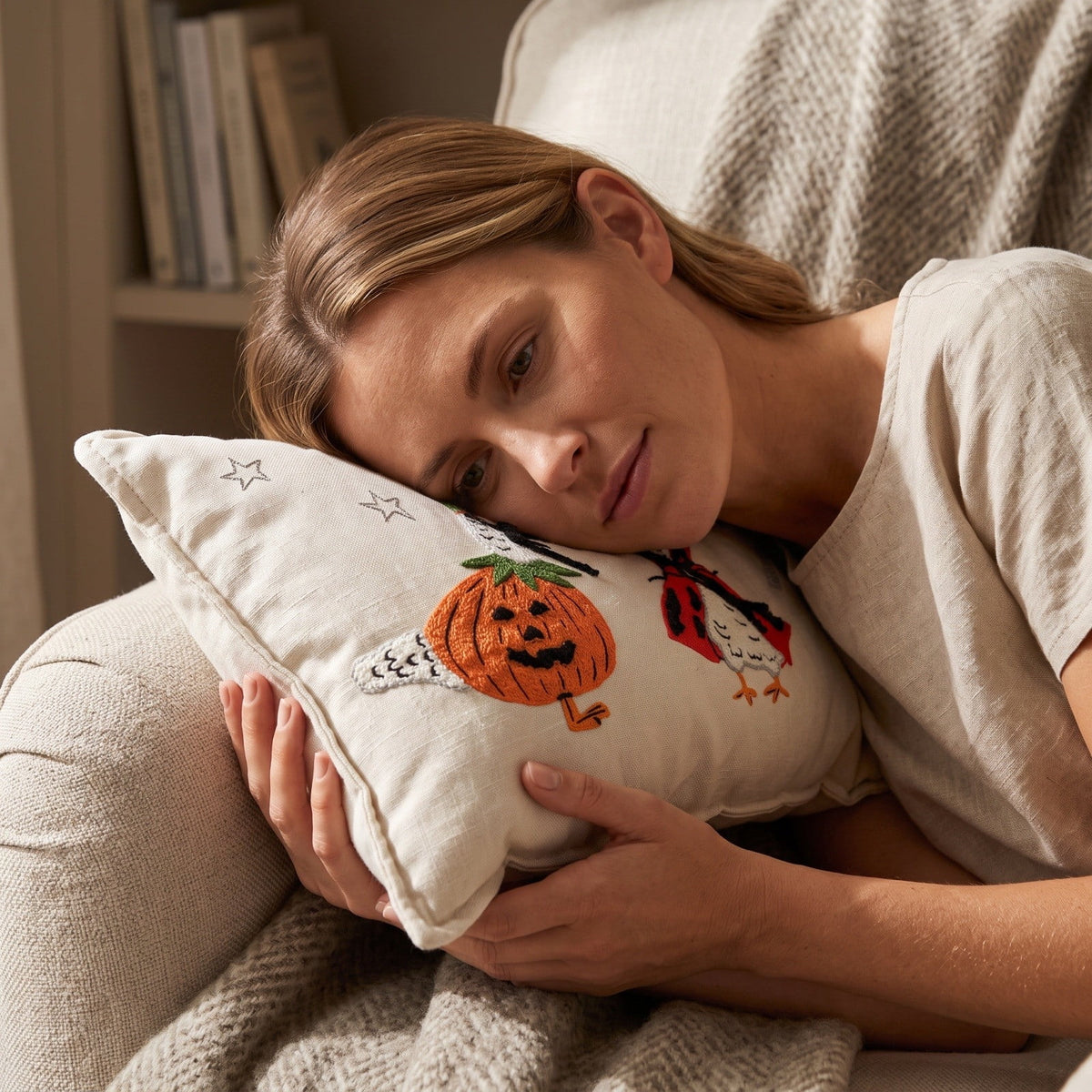 Halloween Ghost Reading Book Throw Pillow Cover, Spooky Library Bookshelf Skull Candlestick Decorative Pillowcase, Retro Halloween Cushion Cover