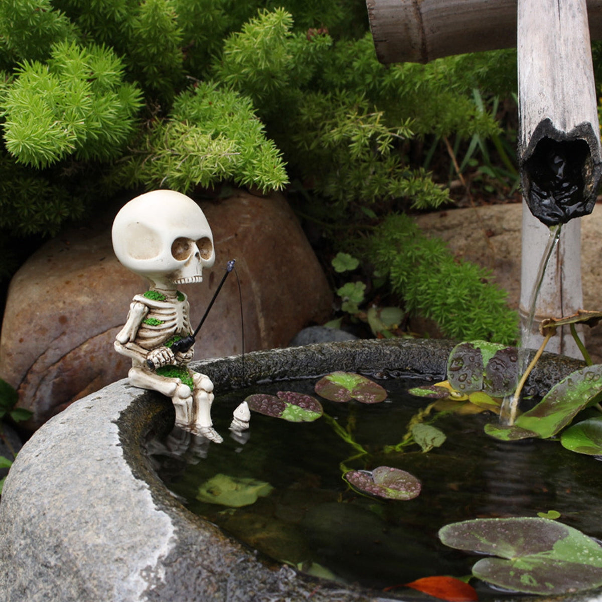 Darzheoy Halloween Fishing Skeleton Garden Accessory, Mini Skeleton Figurines Statue Decor Pond Waterfalls Gothic Home Office Desk Holiday Ornament