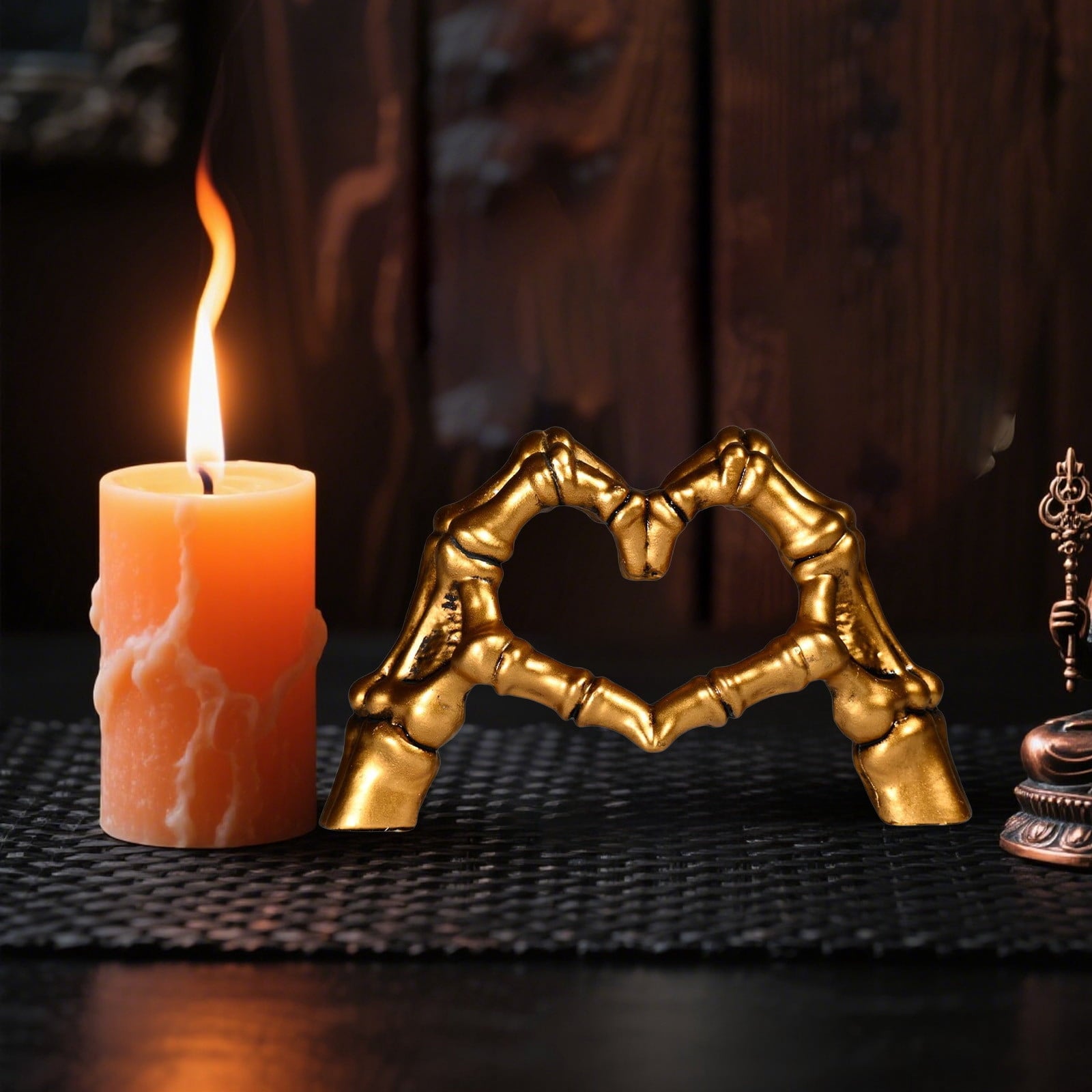 Eoozwa Skeleton Heart Hands Resin Ornament, Gothic Home Decor, Halloween Party Centerpiece, Unique Heart Shape Holiday Gift for Collectors, Spooky Decorations