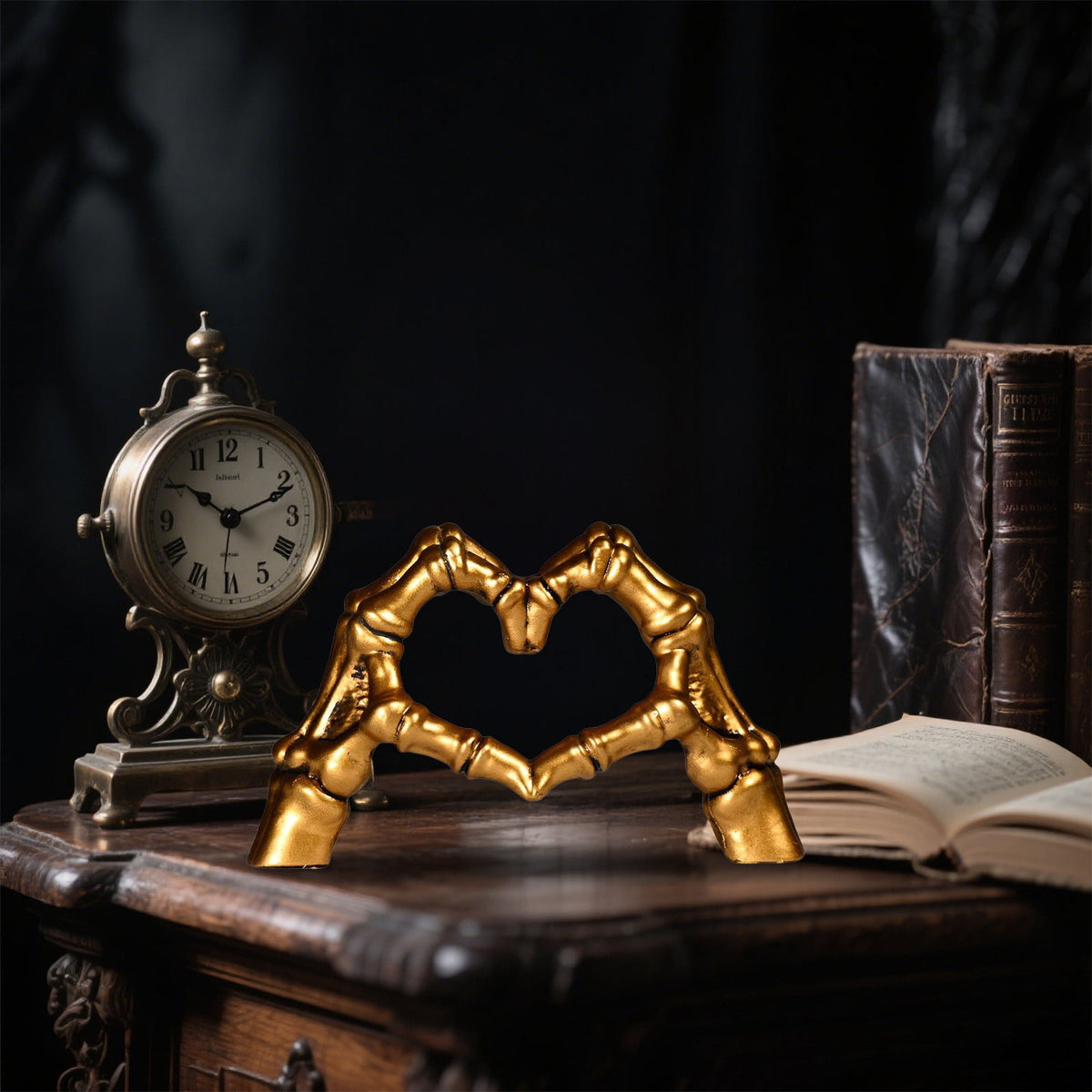 Eoozwa Skeleton Heart Hands Resin Ornament, Gothic Home Decor, Halloween Party Centerpiece, Unique Heart Shape Holiday Gift for Collectors, Spooky Decorations