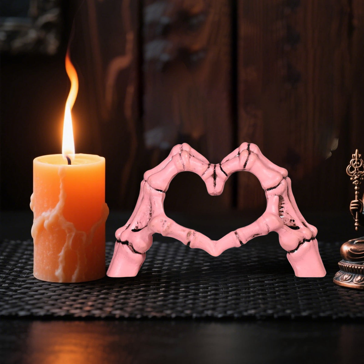 Eoozwa Skeleton Heart Hands Resin Ornament, Gothic Home Decor, Halloween Party Centerpiece, Unique Heart Shape Holiday Gift for Collectors, Spooky Decorations